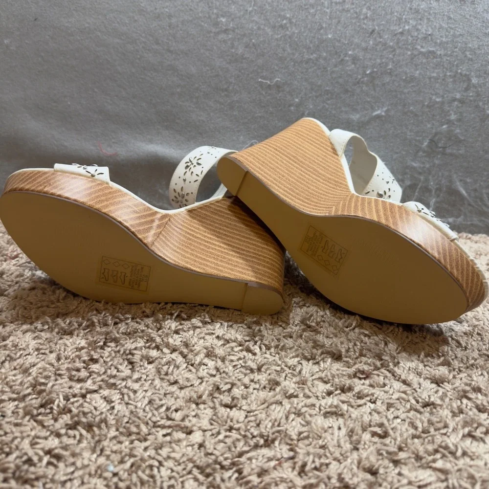 1666 | NEW Madison Twyla Floral Cutout Studded Wedge Sandals White Womens 9.5